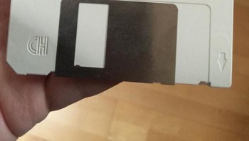 3,5-inch Floppy Disk menjadi andalan untuk menyimpan file. Kapasitasnya 1,44 MB. Foto: Bored Panda