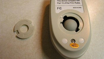 Mouse sekarang dibekali sensor untuk menggerakan sensor, dulu menggunakan bola.  Bila kursor tidak berjalan sempurna, bagian bola harus dibuka dan dibersihkan. Foto: Bored Panda