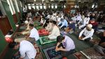 Terapkan Protokol Kesehatan, Salat di Masjid Al Azhar Meluber ke Halaman