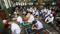 Jemaah salat Jumat yang kedapatan bersuhu 38 derajat celcius tidak diperkenankan masuk Masjid Agung Al Azhar, Jakarta Selatan.