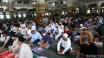 Terapkan Protokol Kesehatan, Salat di Masjid Al Azhar Meluber ke Halaman