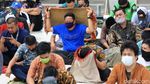 Terapkan Protokol Kesehatan, Salat di Masjid Al Azhar Meluber ke Halaman