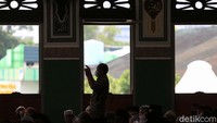  Seorang jemaah khusyuk berdoa.