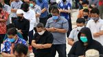 Terapkan Protokol Kesehatan, Salat di Masjid Al Azhar Meluber ke Halaman