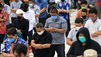 Saf salat diatur untuk menjaga physical distancing.