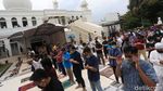 Terapkan Protokol Kesehatan, Salat di Masjid Al Azhar Meluber ke Halaman