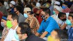 Terapkan Protokol Kesehatan, Salat di Masjid Al Azhar Meluber ke Halaman