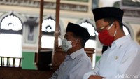Ketua Dewan Masjid Indonesia (DMI) Jusuf Kalla (JK) melaksanakan salat Jumat di Masjid Agung Al Azhar, Jakarta Selatan.