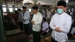 Terapkan Protokol Kesehatan, Salat di Masjid Al Azhar Meluber ke Halaman