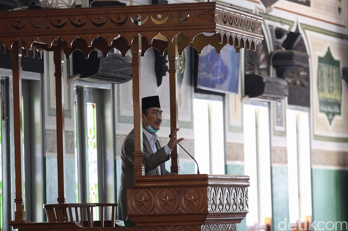 Masjid Agung Al Azhar, Jakarta Selatan, menggelar salat Jumat perdana di masa transisi PSBB DKI Jakarta. Salat digelar dengan protokol kesehatan.