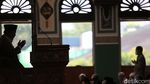 Terapkan Protokol Kesehatan, Salat di Masjid Al Azhar Meluber ke Halaman