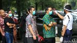 Terapkan Protokol Kesehatan, Salat di Masjid Al Azhar Meluber ke Halaman