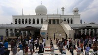 Warga melaksanakan salat Jumat di Masjid Agung Al Azhar, Jakarta, Jumat (5/6/2020).