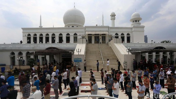 Terapkan Protokol Kesehatan, Salat di Masjid Al Azhar Meluber ke Halaman