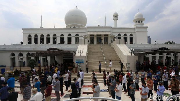 Masjid Agung Al Azhar, Jakarta Selatan, menggelar salat Jumat perdana di masa transisi PSBB DKI Jakarta. Salat digelar dengan protokol kesehatan.
