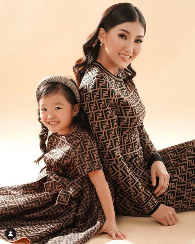 Kembali bergaya kompak dengan Sarwendah, kali ini Thalia dan sang ibu sama-sama memakai dress keluaran Fendi yang harganya jutaan rupiah. Foto: Instagram @rubenonsu, Instagram @sarwendah