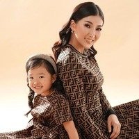Kembali bergaya kompak dengan Sarwendah, kali ini Thalia dan sang ibu sama-sama memakai dress keluaran Fendi yang harganya jutaan rupiah. Foto: Instagram @rubenonsu, Instagram @sarwendah