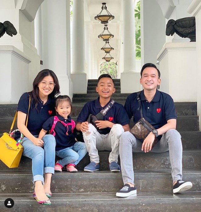 Lagi keluarga Onsu tampil dengan busana kompak. Kali ini Ruben Onsu, Sarwendah dan ketiga anak mereka, Betrand Peto, Thalia Putri Onsu dan Thania Putri Onsu memakai kaus dari brand asal Jepang, Comme des Garçons. Foto: Instagram @rubenonsu, Instagram @sarwendah