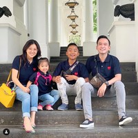 Lagi keluarga Onsu tampil dengan busana kompak. Kali ini Ruben Onsu, Sarwendah dan ketiga anak mereka, Betrand Peto, Thalia Putri Onsu dan Thania Putri Onsu memakai kaus dari brand asal Jepang, Comme des Garçons. Foto: Instagram @rubenonsu, Instagram @sarwendah
