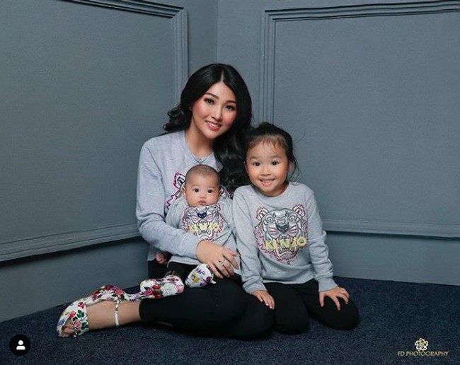 Girls time, kali ini Thalia Putri Onsu bergaya hanya bersama ibunya, Sarwendah dan adiknya, Thania. Ketiganya kompak memakai sweater Kenzo yang berharga jutaan rupiah. Foto: Instagram @rubenonsu, Instagram @sarwendah