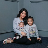 Girls time, kali ini Thalia Putri Onsu bergaya hanya bersama ibunya, Sarwendah dan adiknya, Thania. Ketiganya kompak memakai sweater Kenzo yang berharga jutaan rupiah. Foto: Instagram @rubenonsu, Instagram @sarwendah