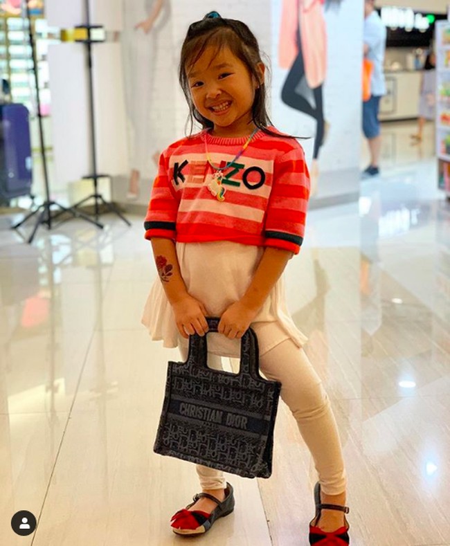 Mengenakan atasan dari brand Kenzo, Thalia Putri Onsu yang populer di Instagram dengan followers lebih dari 2,6 juta tampak menenteng tas mini Christian Dior yang harganya mencapai puluhan juta rupiah. Foto: Instagram @rubenonsu, Instagram @sarwendah