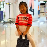 Mengenakan atasan dari brand Kenzo, Thalia Putri Onsu yang populer di Instagram dengan followers lebih dari 2,6 juta tampak menenteng tas mini Christian Dior yang harganya mencapai puluhan juta rupiah. Foto: Instagram @rubenonsu, Instagram @sarwendah