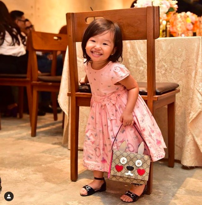 Thalia Putri Onsu saat baru berusia dua tahun bergaya dengan tas Gucci Girls GG yang harganya lebih dari Rp 5 juta. Foto: Instagram @rubenonsu, Instagram @sarwendah