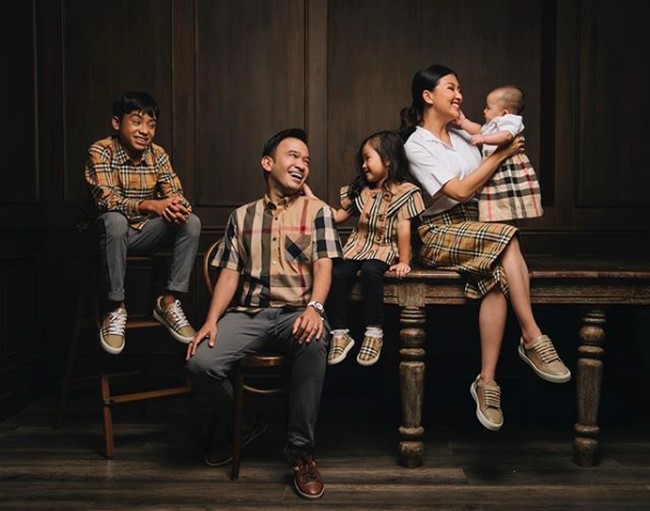 Thalia Putri Onsu yang berulang tahun kelima bersamaan dengan adiknya Thania Putri Onsu bergaya kompak dengan Ruben Onsu, Sarwendah dan Betrand Peto. Seluruh keluarga Onsu mengenakan busana dari brand Burberry. Foto: Instagram @rubenonsu, Instagram @sarwendah