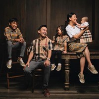 Thalia Putri Onsu yang berulang tahun kelima bersamaan dengan adiknya Thania Putri Onsu bergaya kompak dengan Ruben Onsu, Sarwendah dan Betrand Peto. Seluruh keluarga Onsu mengenakan busana dari brand Burberry. Foto: Instagram @rubenonsu, Instagram @sarwendah