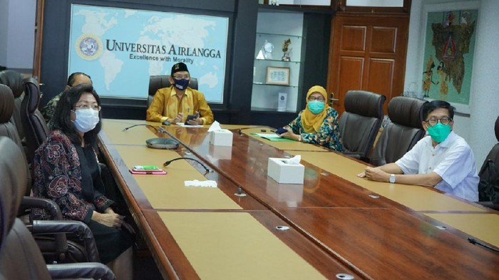 Sebanyak 17 peneliti Universitas Airlangga (Unair) menerima mandat riset dan inovasi COVID-19 dari Presiden Joko Widodo. SK penetapan peneliti diterima secara simbolis oleh Rektor Unair Prof Mohammad Nasih dan Ketua Konsorsium Riset dan Inovasi COVID-19 Prof Ali Ghufron Mukti pada Kamis (4/5).
