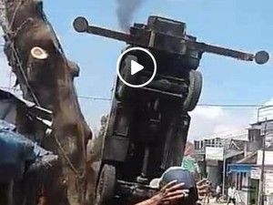 Detik-detik Crane Terjungkal Saat Angkat Batang Pohon