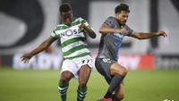 Pepe Rodrigues dari Vitoria de Guimaraes, kanan, berjuang untuk merebut bola dari Sporting Jovane Cabral selama pertandingan sepak bola Liga Portugal. HUGO DELGADO/Pool via AP  