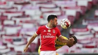 Pemain Benfica, Pizzi, duel bola melawan Tondela, Filipe Ferreira dalam pertandingan sepak bola Liga Portugal. Tiago Petinga/Pool via AP