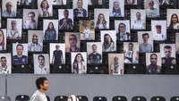 Foto-foto pendukung Vitoria ditempatkan di tribun kosong sebelum pertandingan sepak bola Liga Portugal antara Vitoria SC dan Sporting CP di Guimaraes, Portugal, Kamis, 4 Juni 2020. Hugo Delgado/Pool via AP  