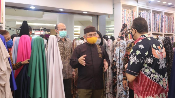 Wali Kota Bekasi, Rahmat Effendi meninjau simulasi penerapan new normal di mal-mal.