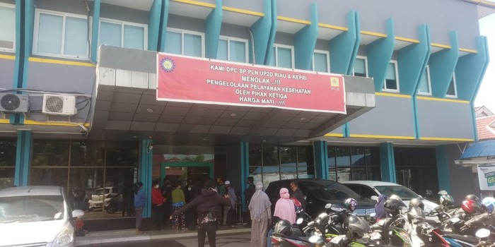Warga datangi kantor PLN cabang Pekanbaru