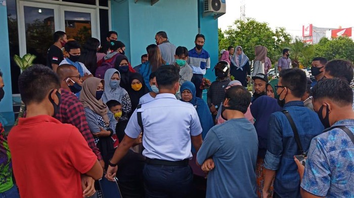 Warga Dumai geruduk kantor PLN protes tagihan listrik naik