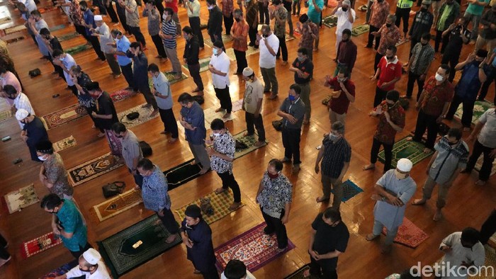 Warga Kota Bandung melaksanakan salat Jumat berjemaah di Masjid Al-Ukuwah