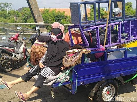Warga terdampak banjir rob di Kota Pekalongan evakuasi harta benda, Jumat (5/6/2020).