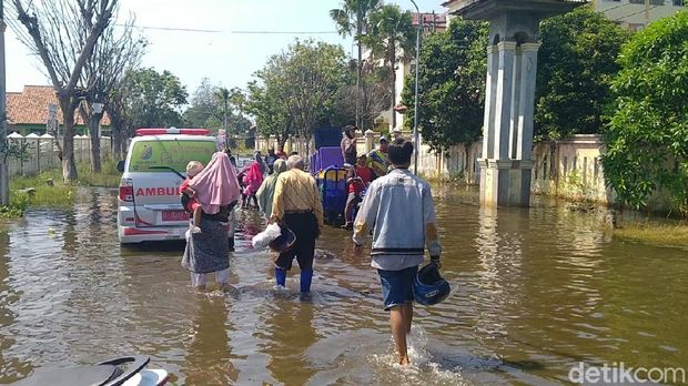 Warga terdampak banjir rob di Kota Pekalongan evakuasi harta benda, Jumat (5/6/2020).