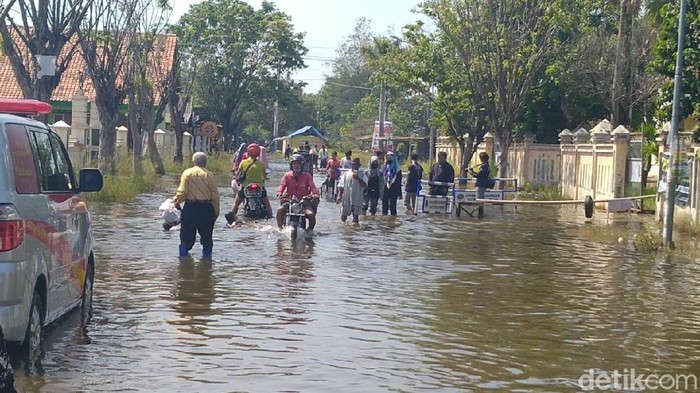 Warga terdampak banjir rob di Kota Pekalongan evakuasi harta benda, Jumat (5/6/2020).