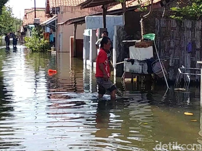 Warga terdampak banjir rob di Kota Pekalongan evakuasi harta benda, Jumat (5/6/2020).
