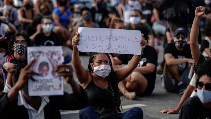A woman holds a sign reading Justice for Miguel. Black Lives Matter during a demonstration in demand of justice for the death of five-year-old Miguel Otavio Santana da Silva, the son of a black maid who on June 2 fell from the ninth floor of a building while under the watch of his mothers white employer, in Recife, Pernambuco State, in northeastern Brazil, on June 5, 2020. - The death of Miguel Otavio triggered a wave of anti-racism protests on Friday in Recife. (Photo by Leo MALAFAIA / AFP)