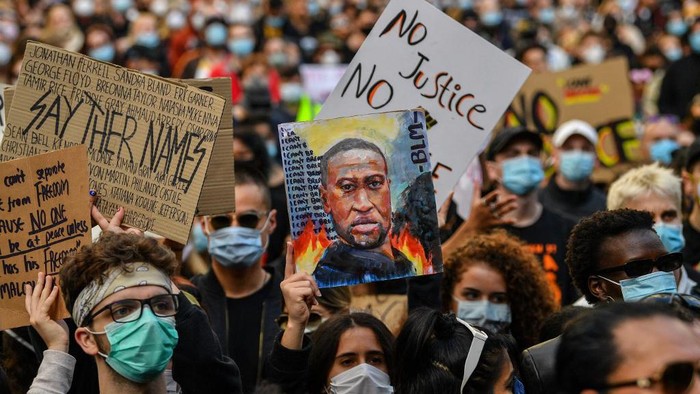 Demonstrators attend a Black Lives Matter protest to express solidarity with US protestors in Sydney on June 6, 2020 and demand an end to frequent Aboriginal deaths in custody in Australia. (Photo by SAEED KHAN / AFP)