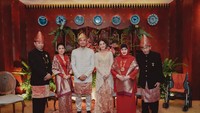 Pernikahan Niken Anjani dan putra Dewi Motik, Adimaz Pramono, berlangsung secara intim dan dihadiri keluarga inti.  Foto: Armand/ Artea Event Organizer