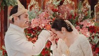 Dekorasi ruangan prosesi akad bintang film Nanti Kita Cerita Tentang Hari Ini itu meski sederhana tetap terlihat elegan.  Foto: Armand/ Artea Event Organizer