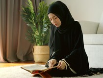10 Contoh Bacaan Ikhfa Syafawi dalam Al-Quran
