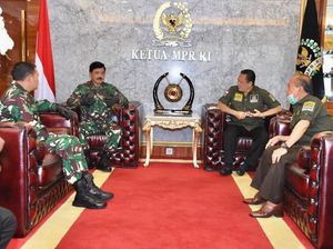 2 Prajurit TNI Beri THR ke Warga Flores, Ketua MPR: Ini Pancasila!