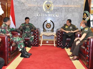 2 Prajurit TNI Beri THR ke Warga Flores, Ketua MPR: Ini Pancasila!